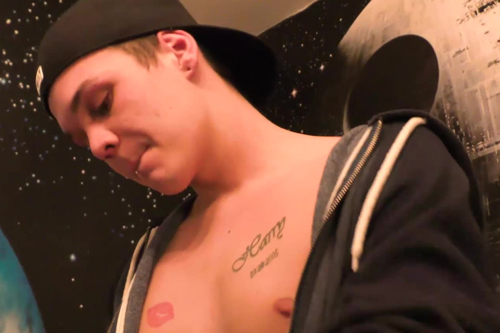 Hung 21yr essex lad creampie's me in front of everyone &#x1F608